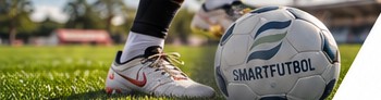 Botas y balón Smartfutbol sobre el césped
