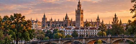 Vista de Sevilla al atardecer con la catedral y la Giralda
